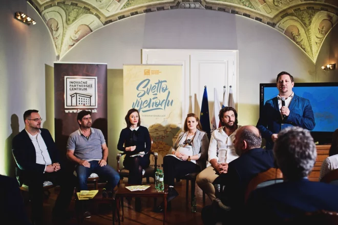 panel-svetlo-vchodu-5_34135372895_o